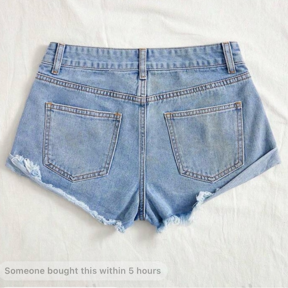 New Beautiful Unworn Pair Of Shorts - Picture 2 of 2